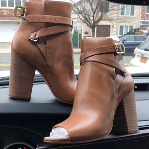 BNIB SIGNATURE VINCE CAMUTO VI-LOREN CAMEL RESINA